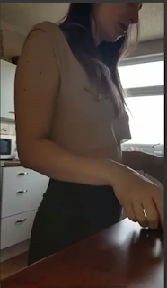 ”ya iyi biriydi, bana iyi davranıyordu ama yeminle bilemiyorum ya. her şey çok karışık ama bir şekilde…” diye bir sohbete başlıyor kız, Piç eleman da amın zevkini almış hacı annesinin fotoğrafı önünde kızı seri şekilde delmeye başlıyor ama kız hala dert anlatma peşinde, ”beni sahipleniyordu kimseden bir kötülük görmüyordum.” diyor. Tuhaf bir hikaye, anlayan yoruma yazsın.