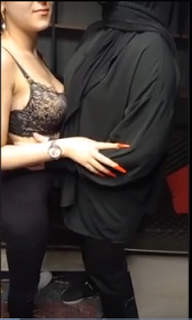 Koca Memeli Taytlı Ve Türbanlı öpüşüyor  memesi sutyeninden taşan tayt giymis esmer kiz turbanli ile atesli bir şekilde öpüşüyor, elleşiyor. çıkan sesler, kamera açıları vs 10 numara video bence her izlediğimde dimdik oluyor