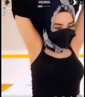 Türbanlı ezgi premium da show yapıyor  Göğüsleri tam emmelik ve arasına sokup gidip gelmelik  İyi seyirler